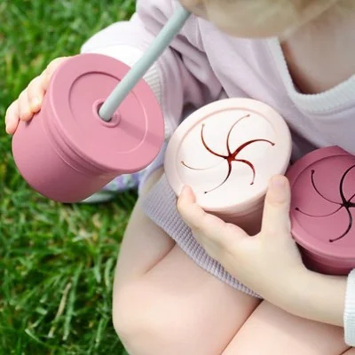 MINIKOIOI SIP+SNACK GOBELET A GOUTER EN SILICONE AVEC 2 COUVERCLES 6M+