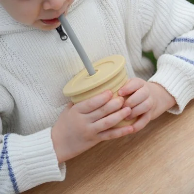 MINIKOIOI SIP+SNACK GOBELET A GOUTER EN SILICONE AVEC 2 COUVERCLES 6M+